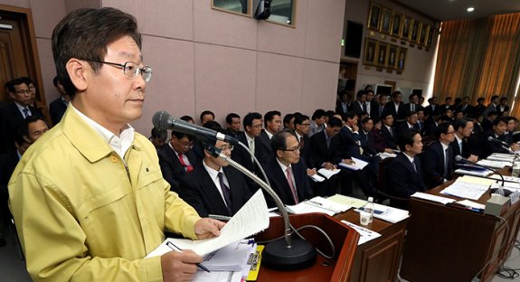 2014년 10월 22일 경기도청에서 열린 안전행정위의 경기도에 대한 국정감사에 참석한 이재명 당시 성남시장이 성남 판교테크노밸리 환풍구 추락 사고 관련해 의원들의 질타를 받고 있다. 동아DB