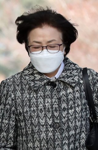 '환경부 블랙리스트' 의혹으로 기소된 김은경 전 환경부 장관이 2021년 2월 9일 서울 서초구 서울중앙지방법원에서 열린 선고공판에 출석하고 있다. 뉴스1