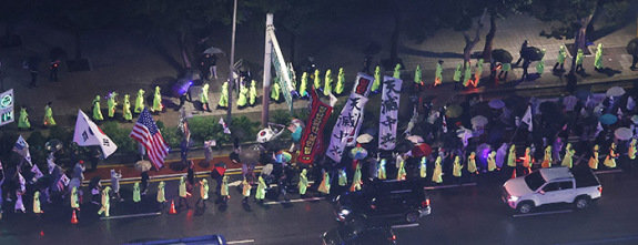 9월 19일 윤석열 전 대통령을 지지하는 보수 성향의 단체들이 서울 명동에서 집회가 제한되자 종각 인근에서 ‘반중 시위’ 행진을 하고 있다. 뉴스1