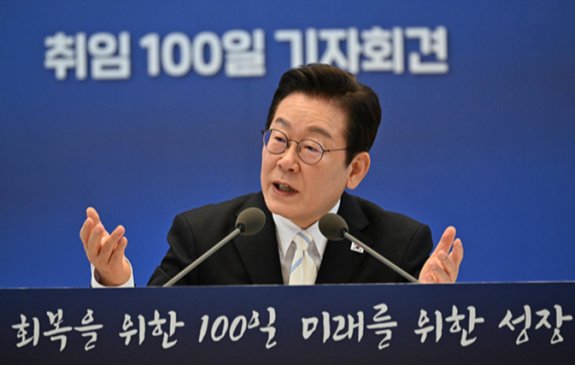 이재명 대통령은 9월 11일 서울 청와대 영빈관에서 열린 취임 100일 기자회견에서 입법부나 행정부 등 선출된 권력이 임명된 권력인 사법부보다 우위에 있다는 취지의 발언을 해 논란이 일었다. 동아DB