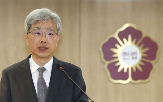 김상환 헌법재판소장이 10월 17일 서울 종로구 헌법재판소에서 열린 국회 법제사법위원회 국정감사에 참석해 인사말을 하고 있다. 헌법재판소장은 대통령이 헌법재판관 중 한 명을 국회의 동의를 받아 임명한다. 뉴스1