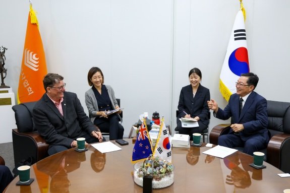 뉴질랜드 출신 영화제작자 리처드 테일러(맨 왼쪽)는 9월 24일 서울 용산구 전쟁기념관을 방문해 필자와 환담을 했다. 전쟁기념사업회