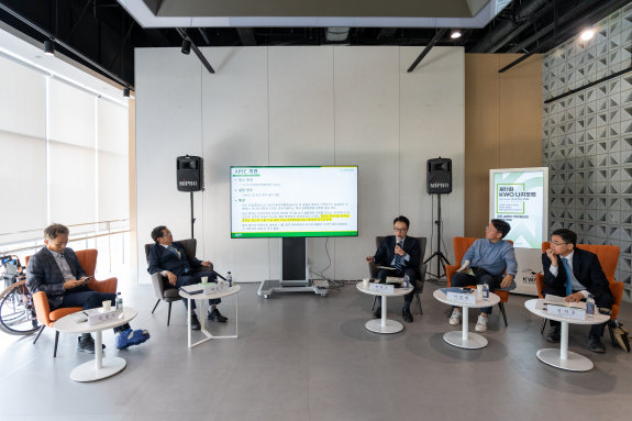 전쟁기념사업회(KWO)가 10월 31일 서울 용산구 전쟁기념관에서 개최한 ‘제11회 KWO 나지포럼’에서 주제 발표를 맡은 박원곤 이화여대 북한학과 교수(통일학연구원장)가 주제 발표를 하고 있다. 홍태식 객원기자