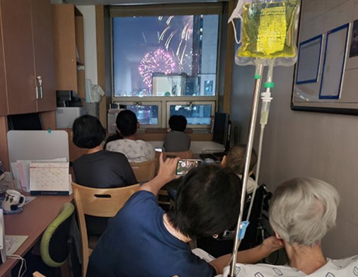 여의도성모병원 호스피스 병동은 서울세계불꽃축제 때 한강이 보이는 사무실에 환자와 가족을 모셔 불꽃놀이 감상 기회를 제공한다. 