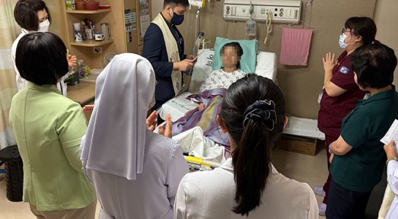 여의도성모병원 호스피스 병동은 매주 화요일 오전 9시 회진 때 신부님과 수녀님이 함께 병실을 찾아 환자와 그 가족을 위해 축복 기도를 한다. 