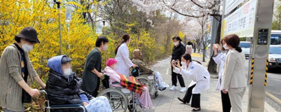 1 꽃이 피는 화창한 봄날이면 병동 밖으로 환자를 모시고 나가 ‘꽃구경’을 함께 한다.  