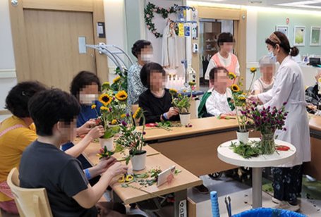 2 호스피스 병동에서는 정서 안정에 도움이 되는 원예와 미술, 음악요법 등 다양한 프로그램을 운영하고 있다.  