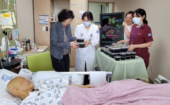 제철 채소는 물론 삼복 더위 때에는 ‘장어덮밥’과 ‘팥빙수’ 같은 특식을 제공한다.  