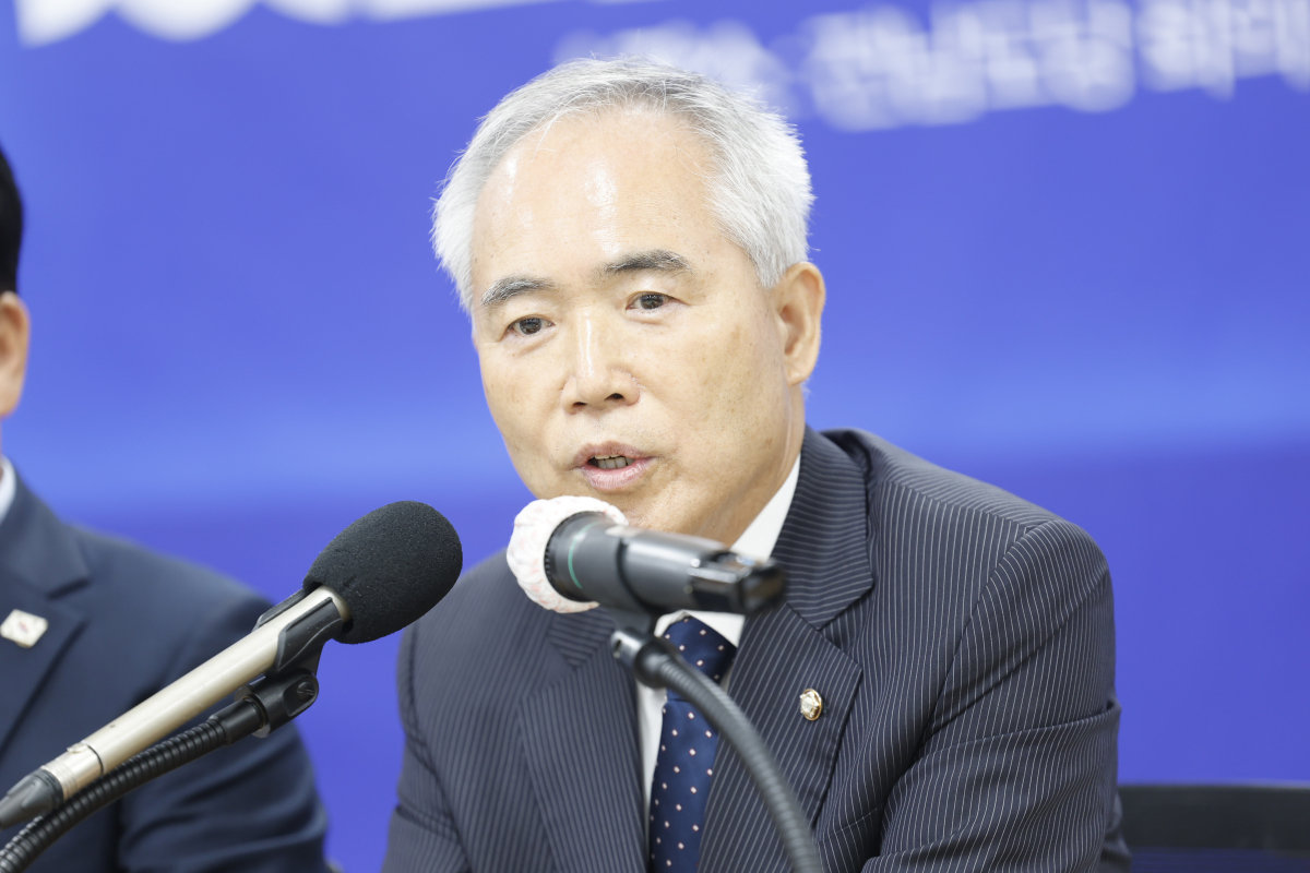 특정 국가, 국민에 대한 모욕과 명예훼손을 막겠다는 이유로  형법 개정안을 대표 발의한 양부남 더불어민주당 의원. 뉴스1