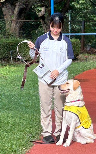 안내견 훈련 시범을 하는 모습. 용인=허문명 기자