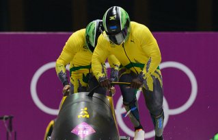 2014년 자메이카 봅슬레이팀이 극적으로 소치 동계올림픽 출전 자격을 얻었지만 경비 부족으로 출전이 불투명해지자 도지코인 커뮤니티가 모금을 벌여 이들의 경비를 마련해 줬다. AFP