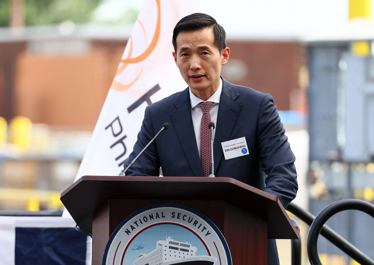 김동관 한화그룹 부회장이 8월 26일(현지 시간) 필라델피아 한화 필리조선소에서 열린 미국 해양청 발주 국가안보 다목적선 ‘스테이트 오브 메인’호 명명식에서 환영사를 하고 있다. 필라델피아=뉴시스