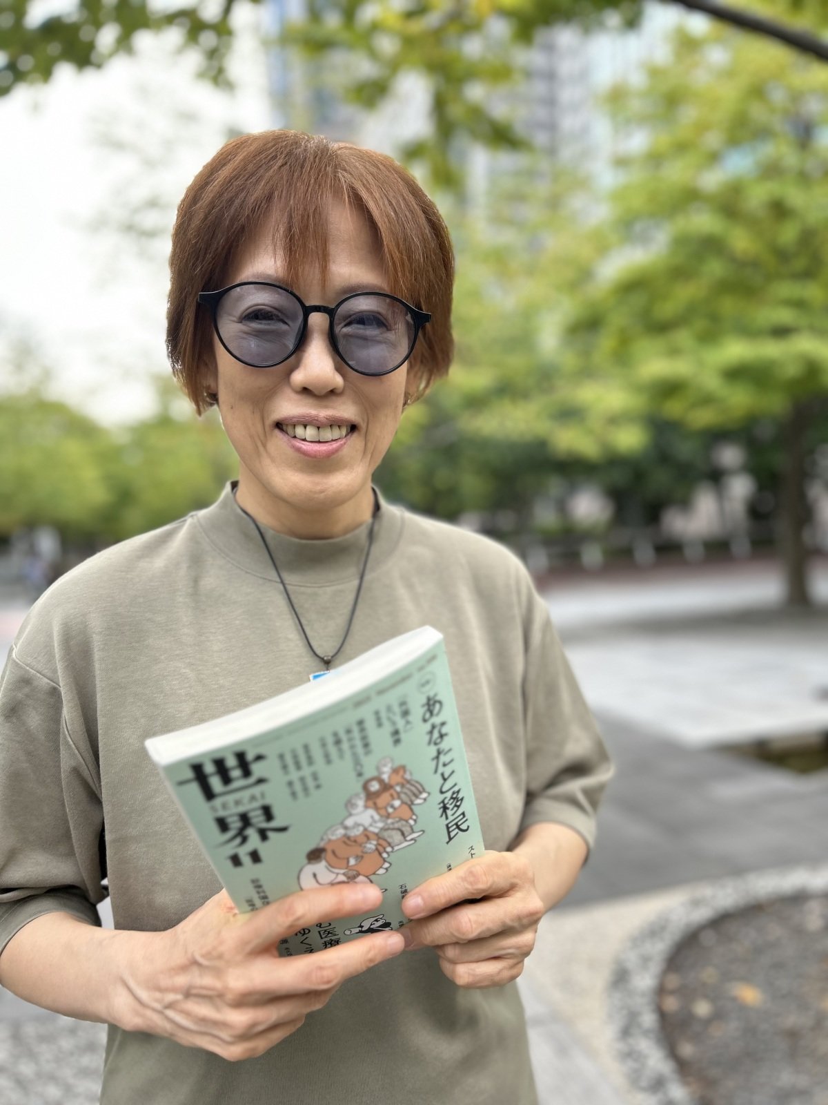 우연한 기회에 한국어에 매료돼 안정된 직장까지 그만두고 한국행을 택했다는 요시카와 나기 씨. 한국근대문학 연구자이자 근대문인들 연구자인 그는 일본 내에서 ‘광장’ ‘토지’ 등 한국의 대표 문학작품을 번역한 번역가이기도 하다. 그가 요즘 연재하고 있는 한하운 시인의 평전이 실린 월간 ‘세계’를 소개하는 모습. 도쿄=허문명기자