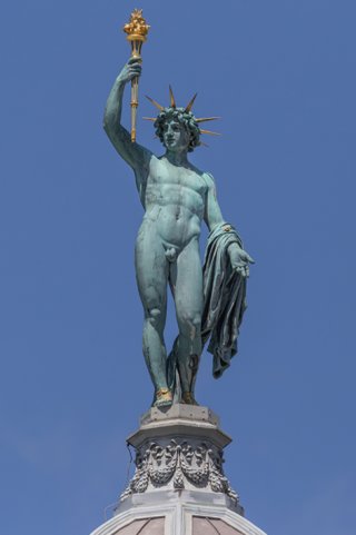 오스트리아 빈 자연사 박물관 지붕 꼭대기에 세워진 헬리오스 청동상. 빈 자연사 박물관