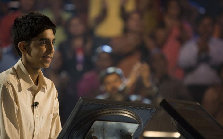 영화 ‘슬럼독 밀리어네어’에서 주인공 자말 말릭이 극 중 유명 TV 퀴즈 쇼 ‘누가 백만장자가 되고 싶은가’에 출연해 문제를 푸는 모습. IMDB