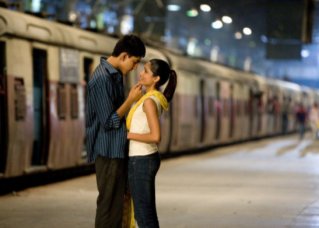 영화 ‘슬럼독 밀리어네어’에서 퀴즈 쇼에서 우승한 자말이 기차역에서 라티카를 만나는 장면. IMDB