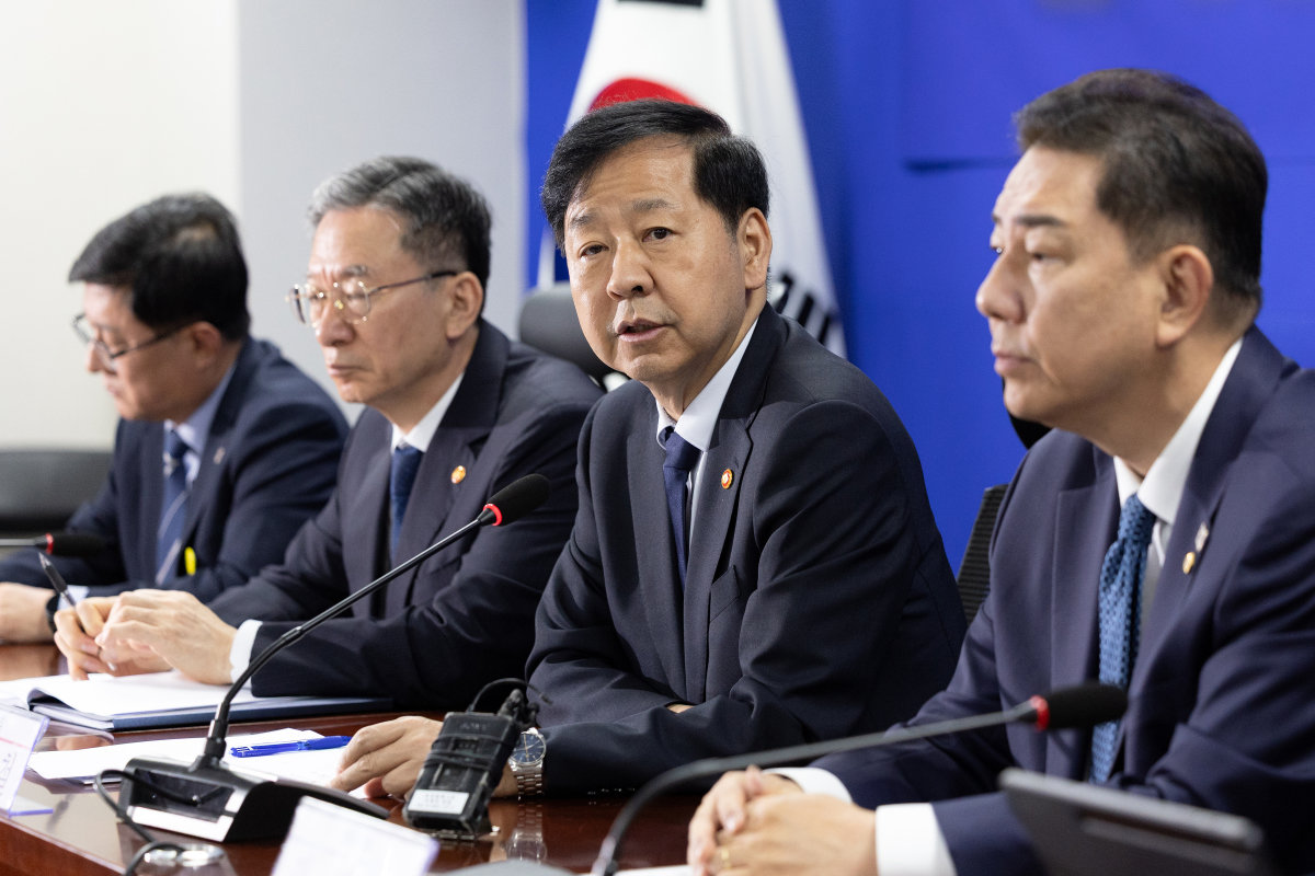 구윤철 경제부총리 겸 기획재정부 장관(오른쪽 두 번째)이 9월 30일 서울 여의도 국회에서 열린 ‘경제형벌 민사책임 합리화 당정협의’에서 모두 발언하고 있다. 정부와 여당은 ‘경제 활성화’를 명분으로 배임죄 폐지를 추진하고 있다. 뉴스1