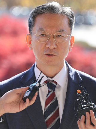 정성호 법무부 장관이 11월 10일 경기 과천 정부과천청사에 출근하며 항소 포기에 관해 취재진의 질문에 답하고 있다. 동아DB