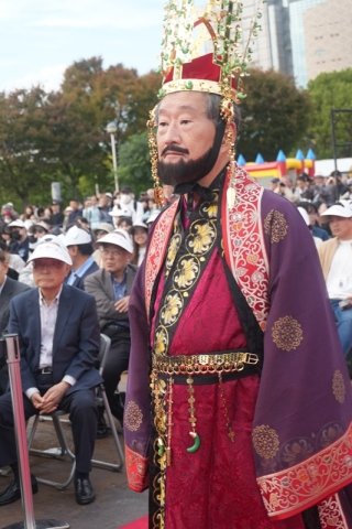 통일신라 태종무열왕 김춘추로 분한 등장인물. 주최 측의 세심한 고증을 통해 완성된 복장을 입고 있다. 오사카=허문명 기자