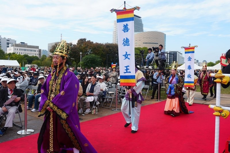 일본에 문화와 문명을 전한 한반도 삼국시대 왕과 학자, 기술자들이 각자 이름이 적힌 팻말과 함께 무대 앞으로 걸어나오고 있다. 오사카=허문명 기자