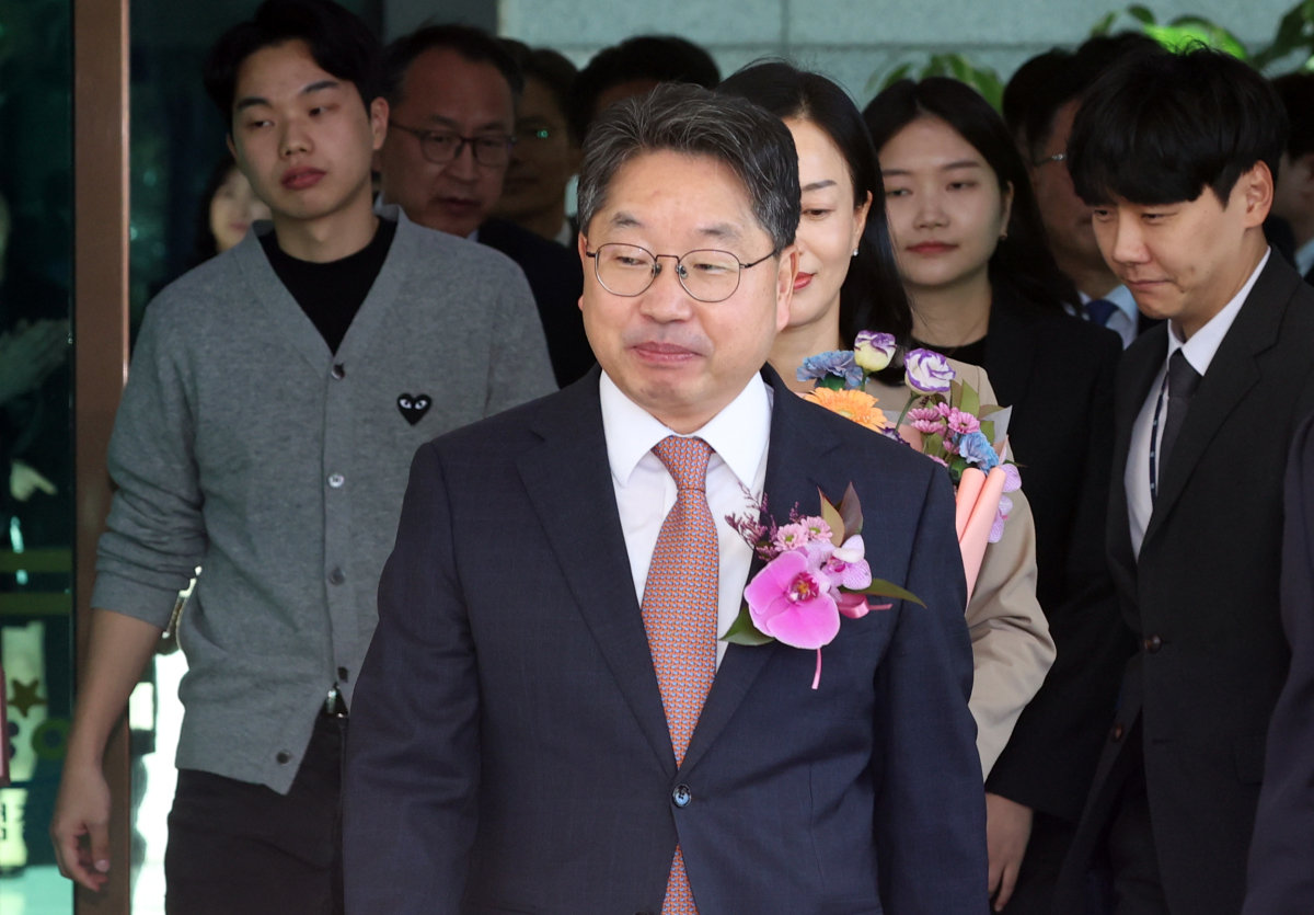 노만석 검찰총장 전 직무대행이 11월 14일 서울 서초동 대검찰청에서 열린 비공개 퇴임식을 마치고 청사를 나서고 있다. 뉴스1