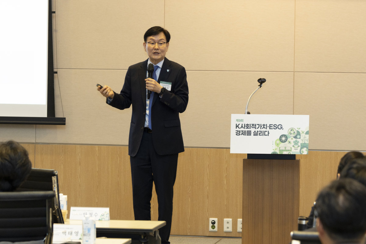 정태주 경국대 총장이 11월 4일 서울 여의도 FKI타워 컨퍼런스센터에서 열린 ‘제9회 K사회적가치·ESG, 경제를 살리다’ 포럼에서 지방균형발전과 경북 지역 ESG 구축 현황 및 계획에 대해 발표하고 있다. 박해윤 기자