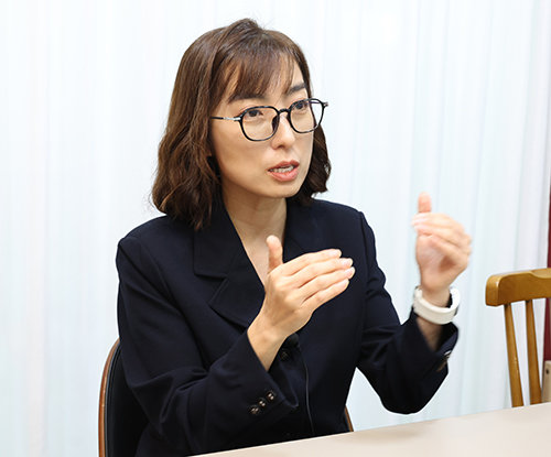 안미현 검사가 서울 서초동의 한 회의실에서 기자의 질문에 답하고 있다. 박해윤 기자