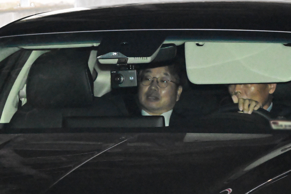 대장동 사건 항소 포기 여파로 사의를 표명한 노만석 검찰총장 직무대행이 11월 12일 오후 서울 서초구 대검찰청 지하주차장에서 빠져나가고 있다. 동아DB