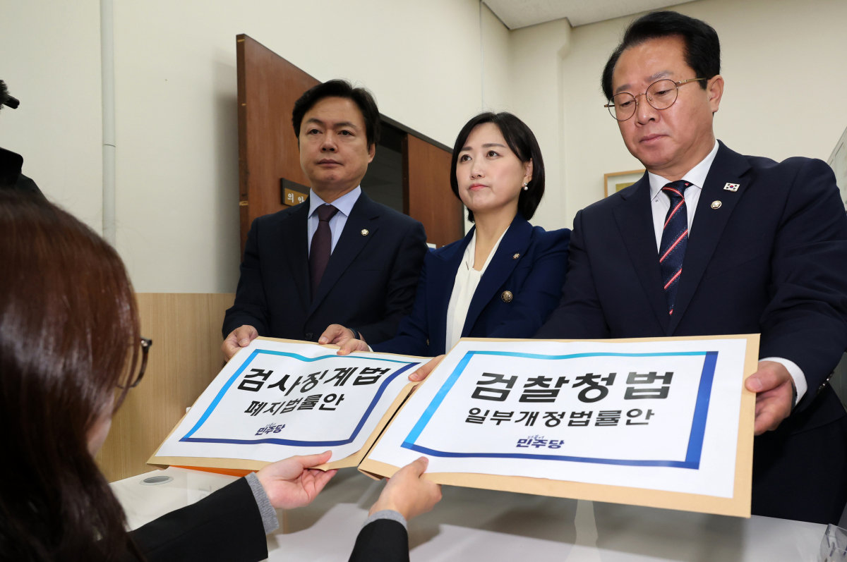 김현정, 백승아, 문금주 더불어민주당 의원(왼쪽부터)이 11월 14일 서울 여의도 국회 의안과에 검찰청법·검사징계법개정안을 제출하고 있다. 뉴스1