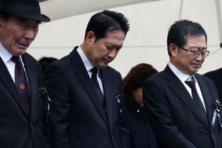 백승주 전쟁기념사업회장(맨 오른쪽)이 10월 26일 서울 동작구 국립서울현충원에서 열린 박정희 대통령 서거 46주기 추도식에서 고인을 기리는 묵념을 하고 있다. 뉴스1