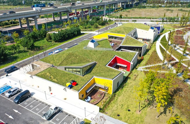 인천 서구에 위치한 ‘청라 하나금융 공동직장어린이집’은 연면적 3960㎡(약 1200평)로 최다 300명의 어린이를 돌볼 수 있다. CJ대한통운