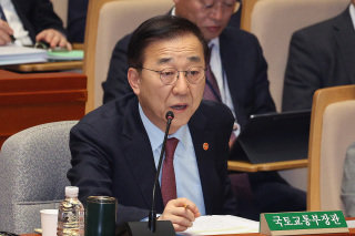 김윤덕 국토교통부 장관이 11월 10일 국회 예산결산특별위원회 회의에 출석해 질의에 답변하고 있다. 뉴스1