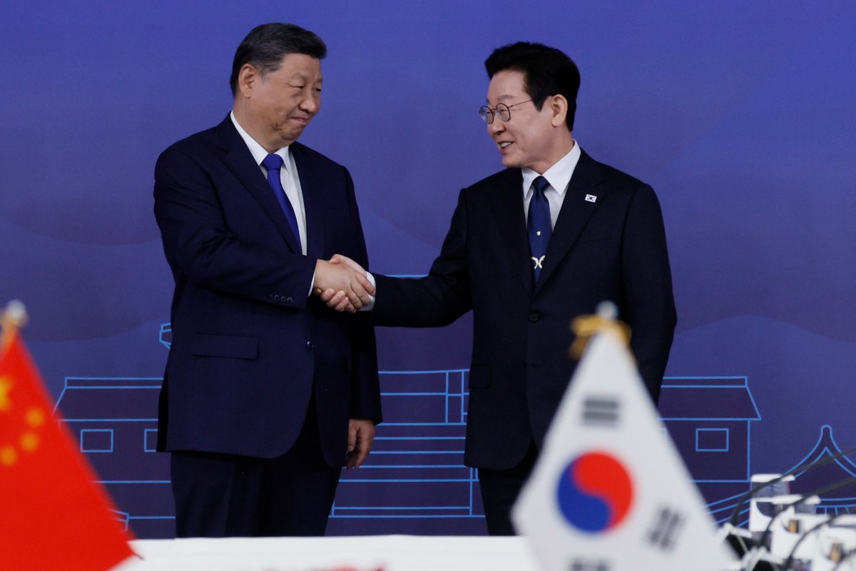 이재명 대통령과 시진핑 중국 국가주석이 11월 1일 경북 경주 국립경주박물관에서 열린 한중 정상회담에서 기념 촬영을 하고 있다. 동아DB