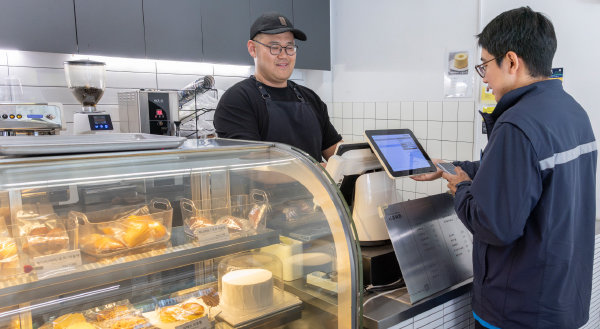 서울 동대문구 이문동 ‘서울쉬퐁’에서 강석 대표가 고객 주문을 받으며 응대하고 있다. 조영철 기자