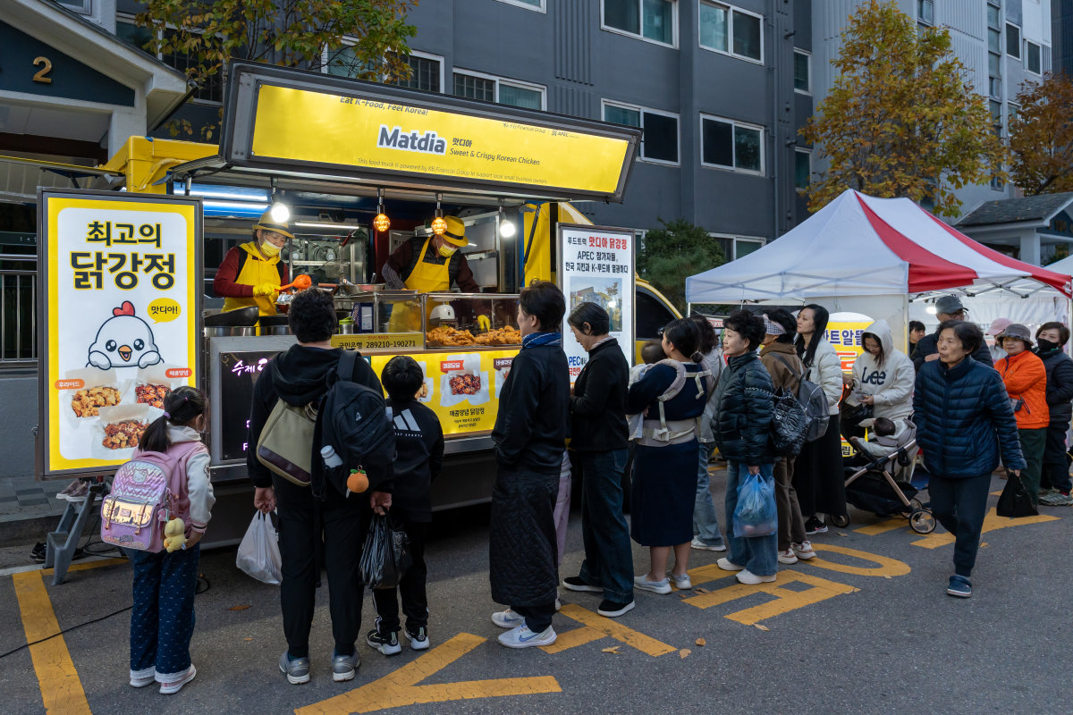 경기도 하남시 아파트 단지에서 ‘맛디아’ 정항진·편미숙 대표가 닭강정을 조리하며 고객 주문에 응대하고 있다. 조영철 기자