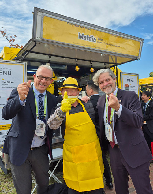 10월 27일부터 11월 1일까지 경북 경주시에서 열린 ‘2024 APEC CEO 서밋’의 ‘KB 푸드트럭 파크’ 행사에서 ‘맛디아’ 정항진 대표가 외국인 참가자와 기념사진을 찍고 있다. 장항진 대표