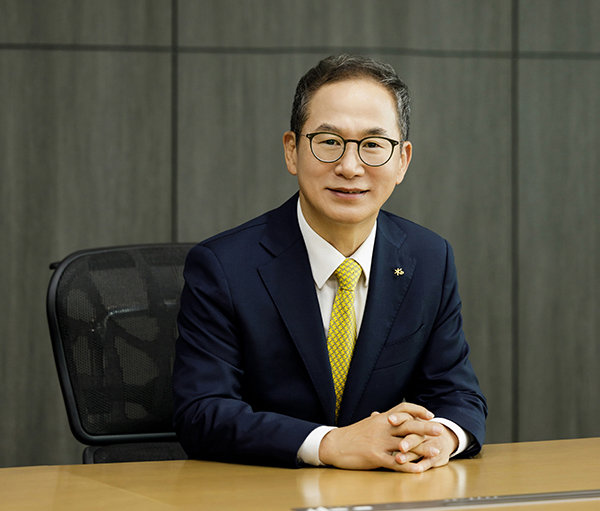 양종희 회장은 2023년 11월 KB금융지주 대표이사 회장에 취임해 약 2년간 AI와 디지털 혁신 중심의 경영 전략을 추진하는 동시에 안정적 실적과 사회적 가치 창출에 주력해 왔다. KB금융