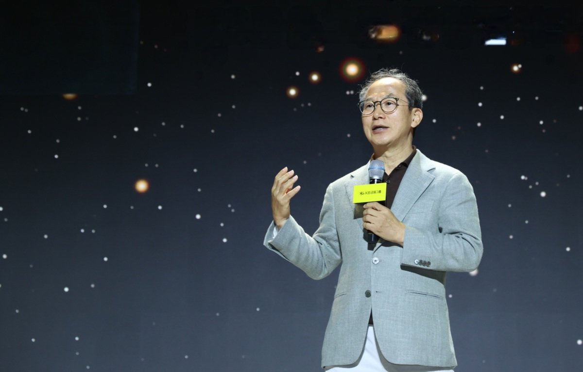 양종희 KB금융그룹 회장이 7월 ‘2025년 하반기 그룹 경영진워크숍’에서 경영진을 대상으로 강연하고 있다. KB금융