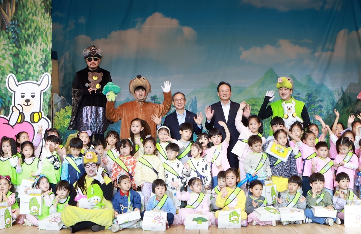 5월 2일 서울 여의도 KB국민은행 신관에서 열린 어린이날 기념행사에서 양종희 KB금융그룹 회장과 이환주 KB국민은행장이 아이들과 기념 촬영하고 있다. KB금융