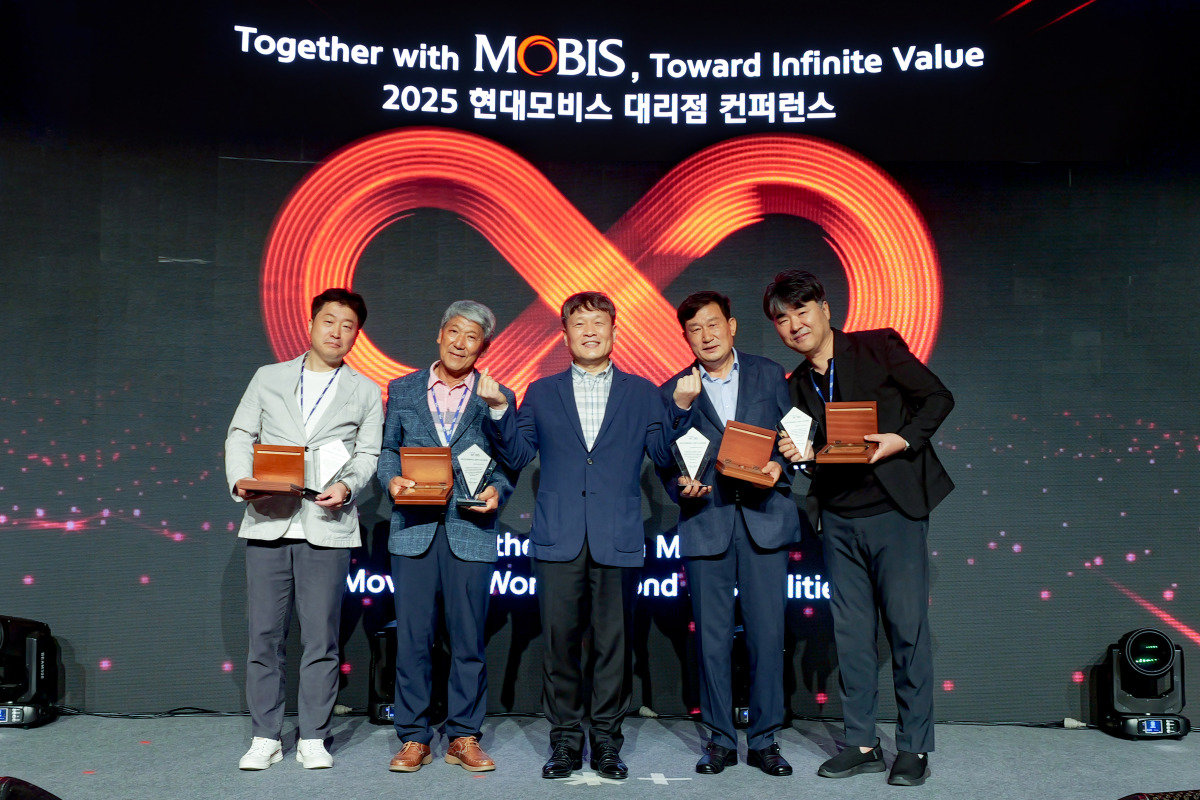 지난 6월 제18회 2025 현대모비스 대리점 컨퍼런스에서 이규석 사장(가운데)이 참석자들과 기념촬영을 하고 있다. 현대모비스 제공