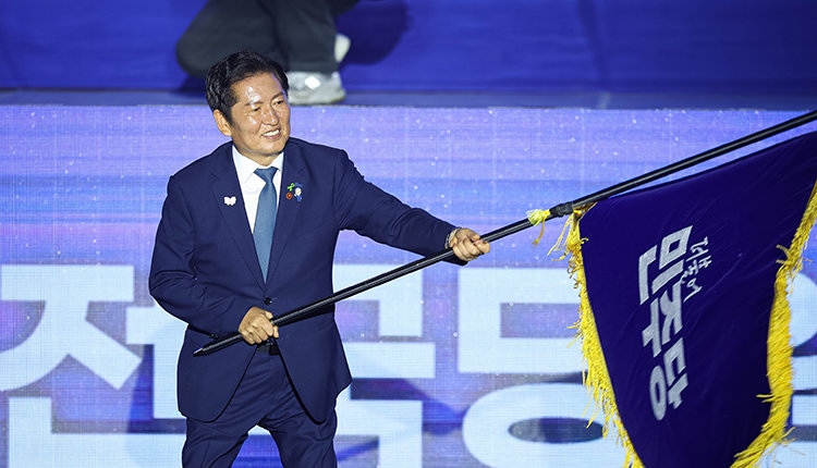 2025년 8월 2일 경기도 고양시 킨텍스에서 열린 민주당 전당대회에서 친명계 박찬대 후보를 누르고 당대표에 오른 정청래 대표가 당기를 흔들고 있다. 뉴스1