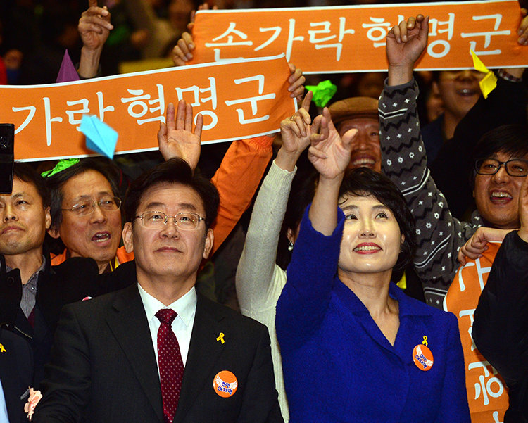 2017년 1월 15일 이재명 당시 성남시장이 광주 서구 김대중컨벤션센터에서 열린 지지 모임 ‘손가락혁명군 출정식’에 참석해 종이비행기를 날리고 있다. 뉴시스