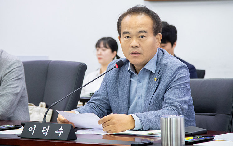 국민의힘 소속 성남시의원 이덕수는 10월 16일 국회 소통관에서 기자회견을 열고 “김현지 1부속실장이 자행한 2013년 성남시 괴문자 발송 정치공작의 실체를 국민 여러분께 고발한다”고 밝혔다. 성남시의회 홈페이지