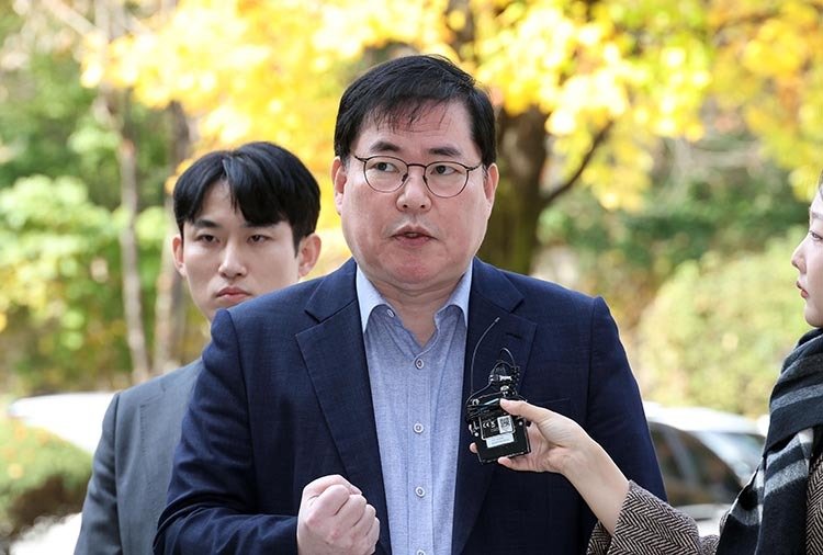 대장동 개발 비리 의혹으로 재판에 넘겨진 유동규 전 성남도시개발공사 본부장이 10월 31일 서울 서초구 중앙지법에서 열린 1심 선고공판에 출석하며 입장을 밝히고 있다. 이날 재판부는 민간업자 일당 전원에게 4년에서 8년에 이르는 중형을 선고했다. 뉴시스