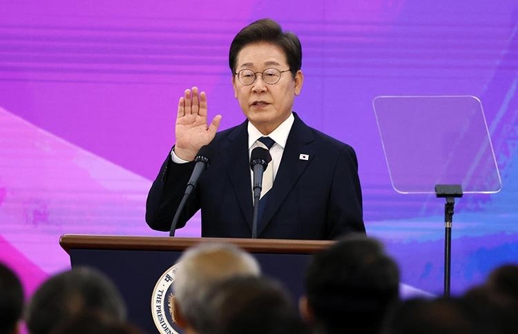 6월 4일 이재명 대통령이 국회 로텐더홀에서 취임 선서를 하고 있다.  뉴시스