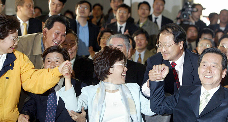 2004년 4월 15일 17대 총선에서 과반 의석을 확보한 열린우리당 당원과 지지자들이 선거상황실에서 환호하고 있다. 동아DB