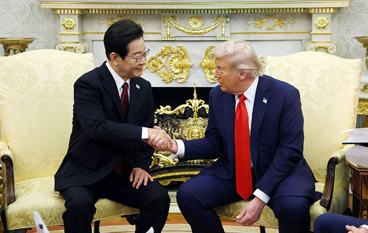 8월 25일(현지 시간) 미국 워싱턴 DC 백악관에서 이재명 대통령(왼쪽)과 도널드 트럼프 대통령이 만나 악수하고 있다. 뉴스1
