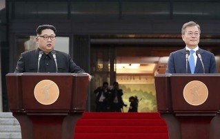 2018년 4월 27일 경기 파주시 판문점 평화의집 앞에서 당시 문재인 대통령과 김정은 북한 국무위원장이 공동 선언문을 발표하고 있다. 뉴시스
