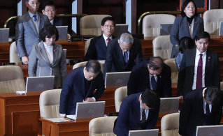 2024년 12월 11일 국회에서 계엄 사태와 관련해 국무위원들이 자리에서 일어나 국민들에게 허리 숙여 사과하는 가운데 김문수 당시 고용노동부 장관만 자리를 지키고 있다. 뉴스1