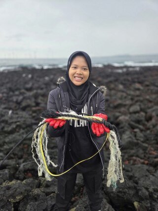 제주 비양도에서 해양쓰레기를 치우는 니나 양. 오마이어스